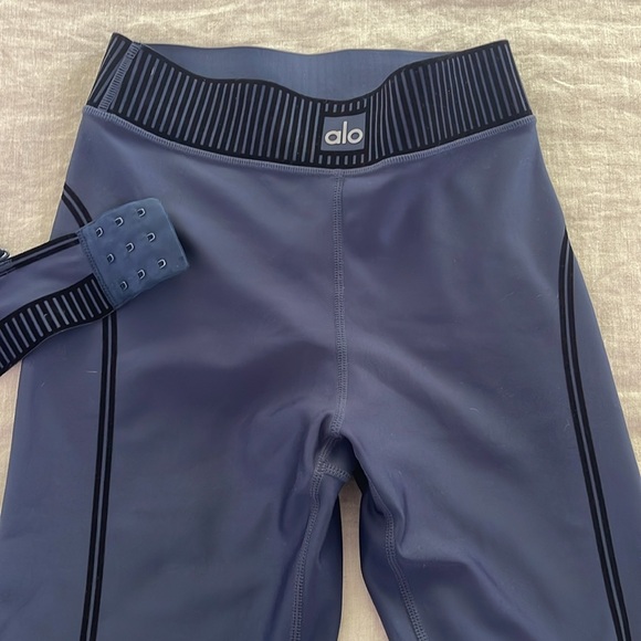 Alo Yoga Airlift Line Up Bra and High - Waist 7/8 Legging - Picture 8 of 9